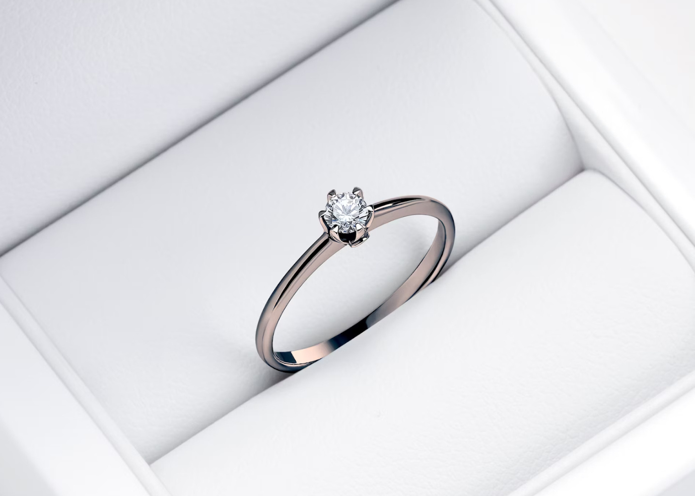 Klasyczny pierścionek zaręczynowy nie musi być nudny! Poznaj sposoby na personalizację klasyki