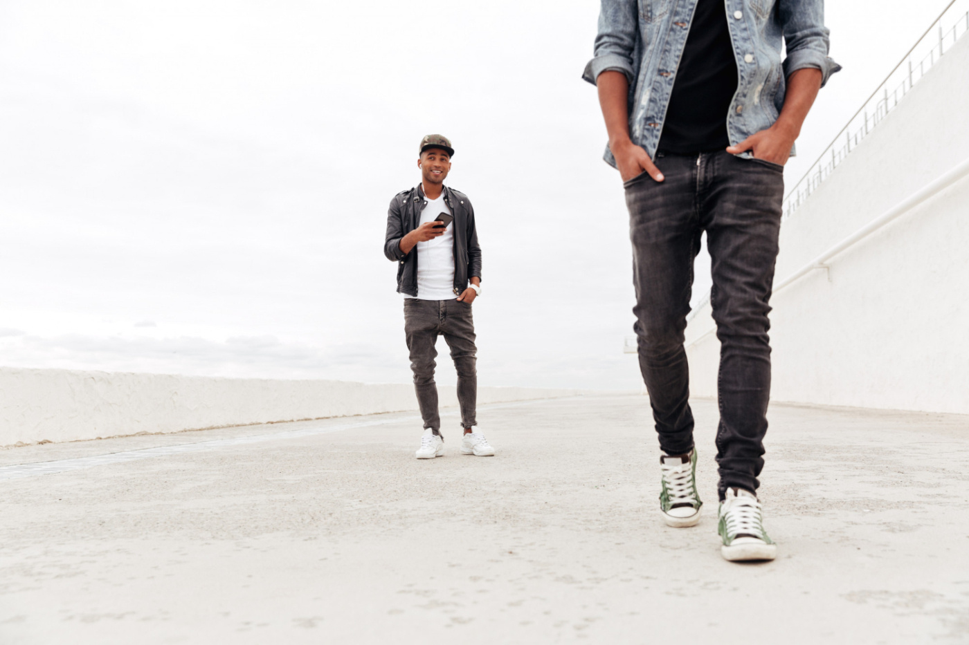 Czarne jeansy – niezbędny element męskiej klasyki