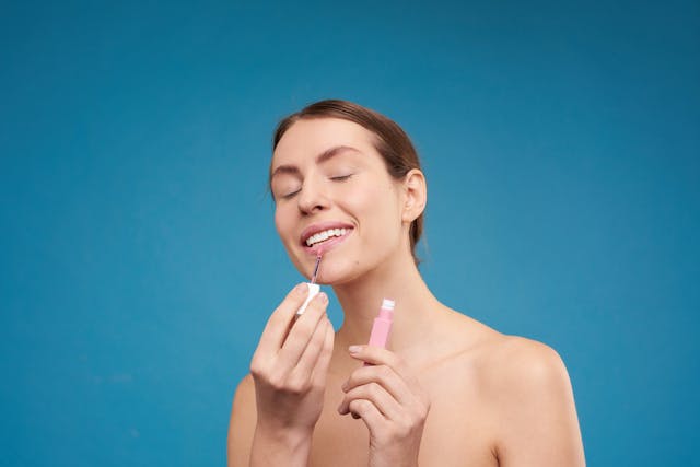 Trendy w makijażu 2025/2026: Jak osiągnąć efekt „no-makeup makeup” z naturalnie podkreślonymi ustami?