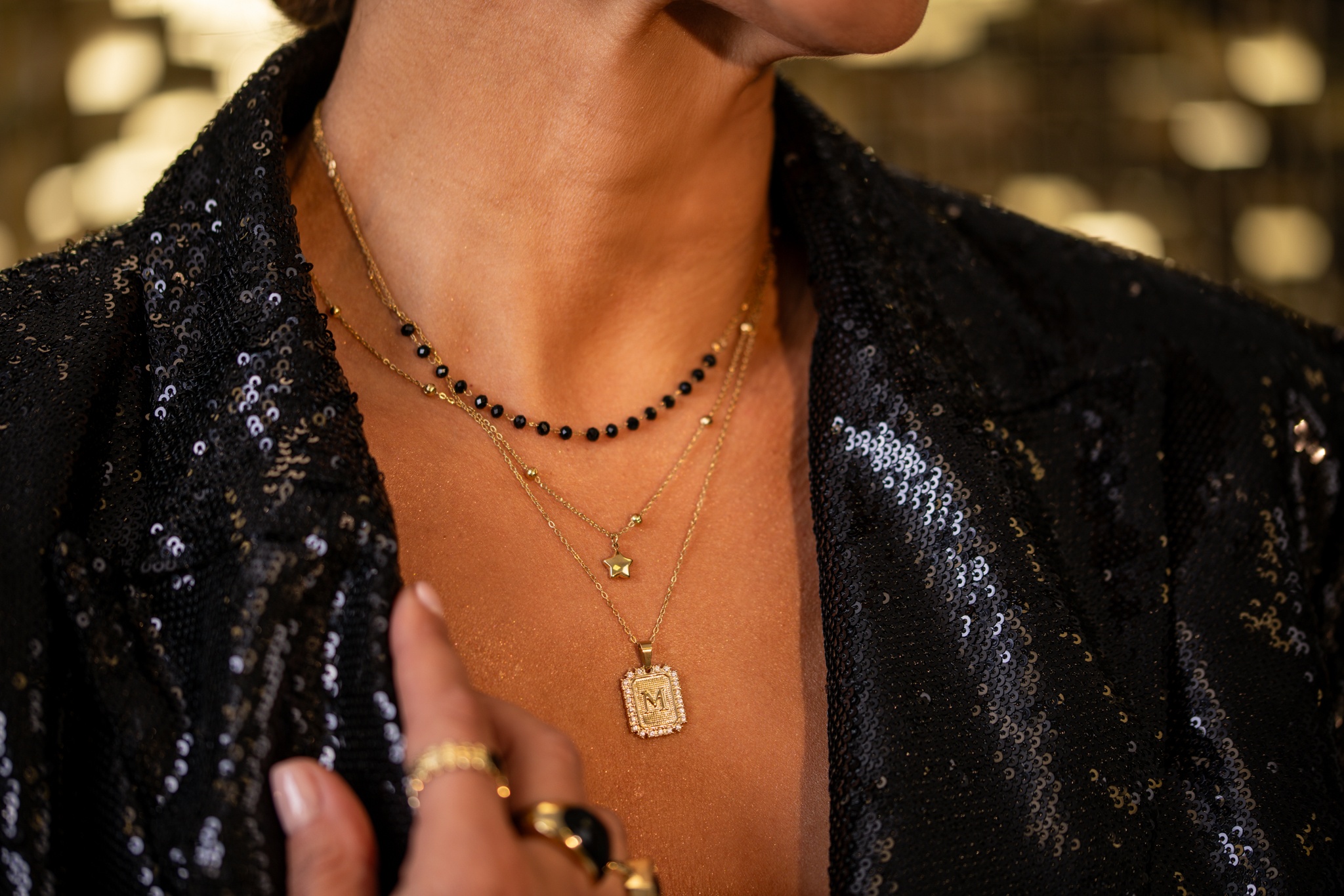 Jak wybrać biżuterię na Sylwestra? Praktyczne wskazówki na każdą okoliczność