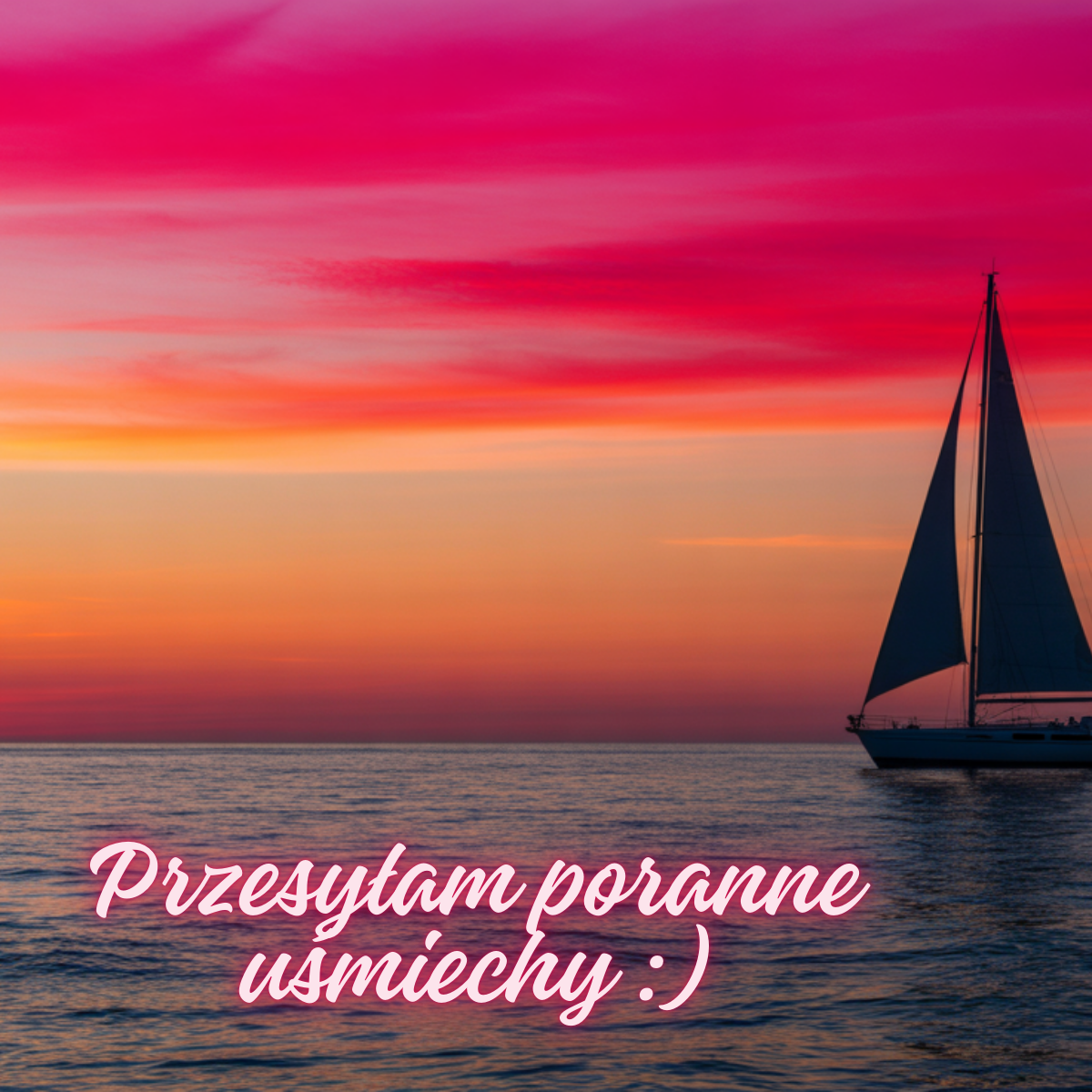 Żaglówka płynąca po morzu o zachodzie słońca z różowym niebem. Nastrojowy widok – piękne kartki na dzień dobry.